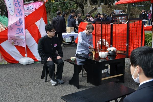 (IMG)Tea ceremony etiquette at the Ueno Cherry Blossom Viewing Tea Party