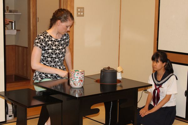 (IMG)Ms. Emily who challenges the tea ceremony