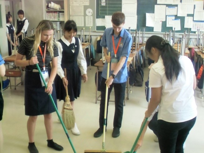 (IMG)生徒たちで教室掃除