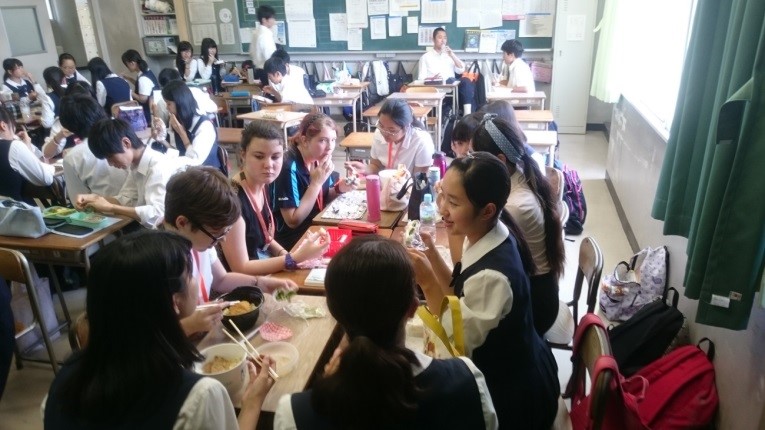 (IMG)日本人生徒と一緒に食事