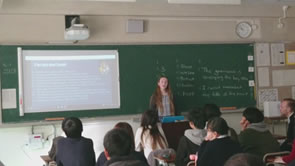 （写真16）英語の授業で、留学生は自己紹介及び自国紹介