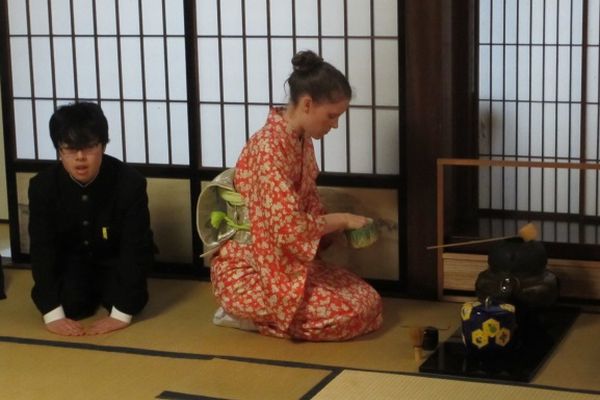 (IMG)Tea ceremony etiquette as a JET at the Tokyo Metropolitan Senior High School Culture Festival