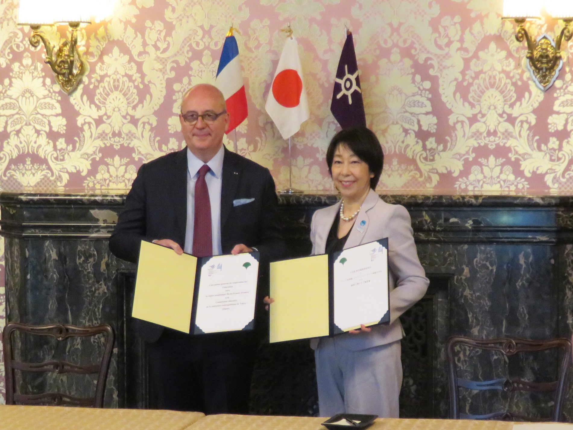 覚書を締結したイル=ドゥ=フランス地域大学区代表者、東京都教育委員会代表者の写真
