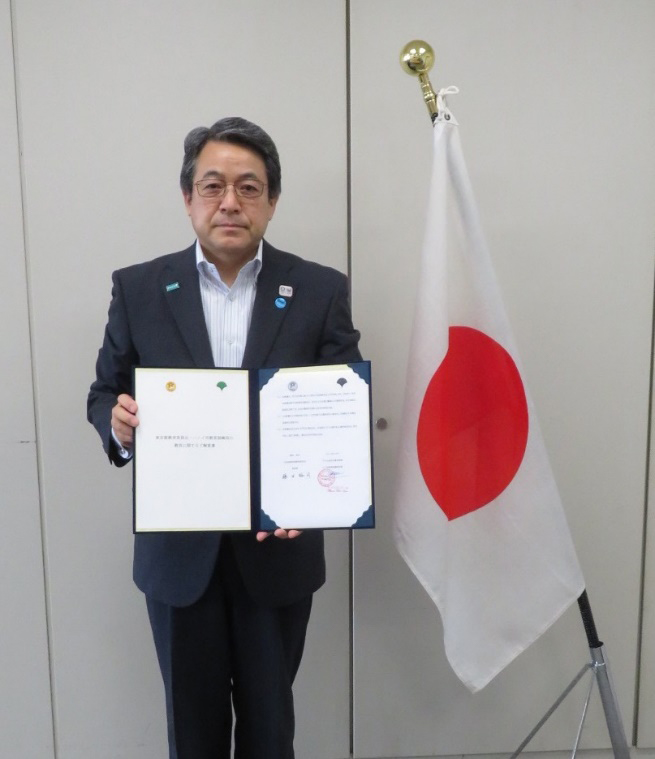 覚書を締結した東京都教育委員会代表者の写真